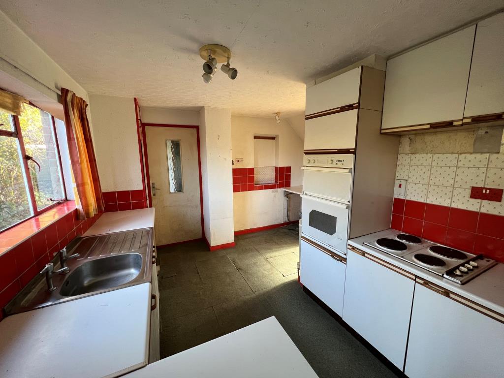 Lot: 44 - SUBSTANTIAL HOUSE FOR IMPROVEMENT - Kitchen